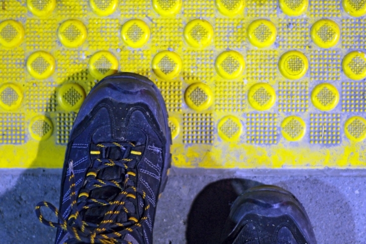 أحذية على الأرض